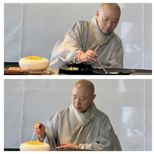 「滷香菇」這道菜搭配清香的蓮花茶，正寬法師誠心地一一將蓮子放入盤中，給予祝福。 （洪秀瑛攝）