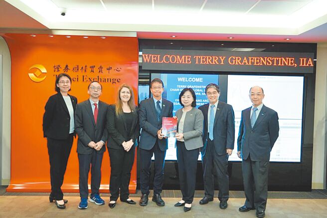 IIA全球理事会主席Terry女士（左三）、内稽协会理事长黄允暐（左四）、柜买中心李淑暖副总（右三）与其他贵宾合影。图／内部稽核协会提供