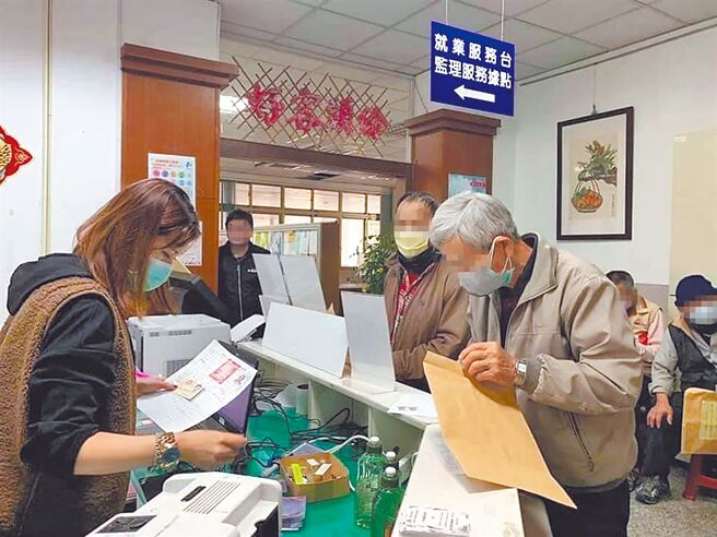 苗栗監理站呼籲高齡駕駛人，務必依規定辦理換照，並確認身心狀況是否適合開車，維護安全。（苗栗監理站提供／李京昇苗栗傳真）