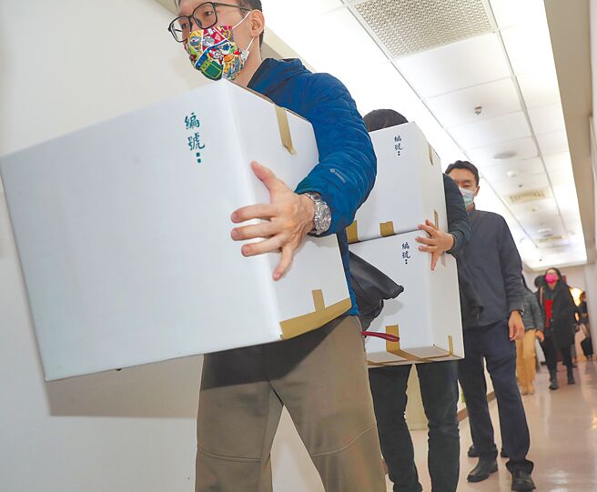 图为民进党高雄立委林岱桦疑被检举涉诈领助理费，检调搜索林岱桦国会办公室、服务处，带走证物。（本报资料照片）