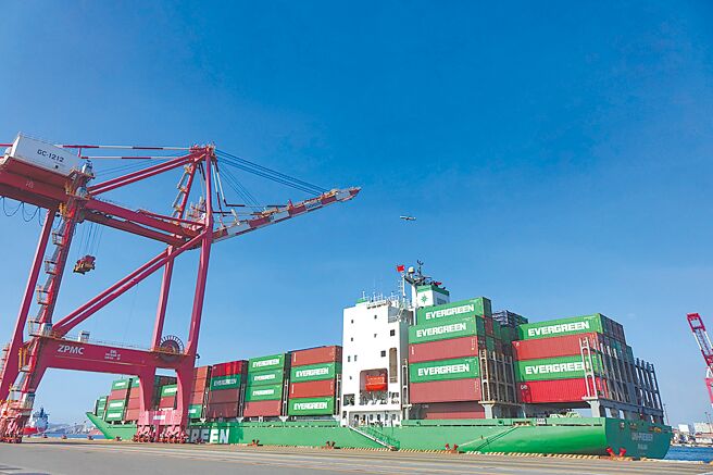 美国总统川普祭出90天关税豁免措施，原本预期掀起出货潮，不过过去一周，抢舱、爆舱、涨价统统没有。（本报资料照片）