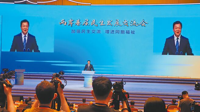 旺旺集团副董事长周锡玮20日在杭州出席「两岸基层民生发展交流会」。（蓝孝威摄）