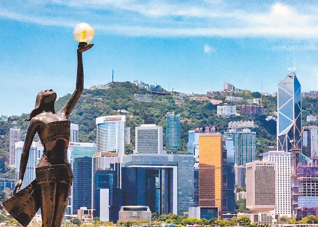 中美關稅戰節節升溫，香港也難逃池魚之殃。專家預估，今年香港GDP增長要達到2％目標，恐怕不太樂觀。圖為尖沙咀星光大道。（中新社）