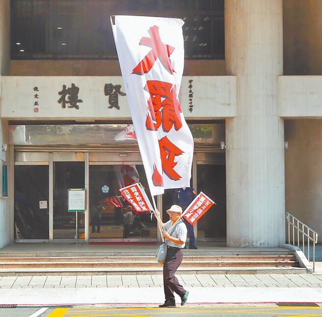 罷免新北市國民黨立委羅明才團隊陷分裂，領銜人吳柏瑋19日晚間在臉書發文表示，並未受邀0419反共大遊行，也未取得任何資訊，所以無從出席。示意照，非新聞事件當事人。（本報資料照片）