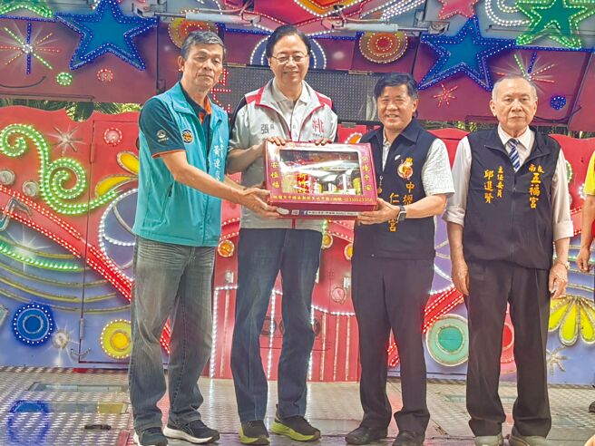 中壢仁海宮歡慶天上聖母聖誕暨建宮200周年，號召桃園市樂善寺、長祥宮及五福宮等3間寺廟共同捐贈250份物資予「食享冰箱」 。（姜霏攝）