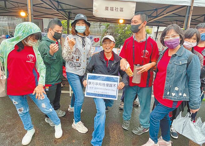 廣福社區在今年響應「世界丹寧日」活動，前進杉林區推動性別平權與防暴教育，展現偏鄉社區女性力量的崛起。（林雅惠攝）