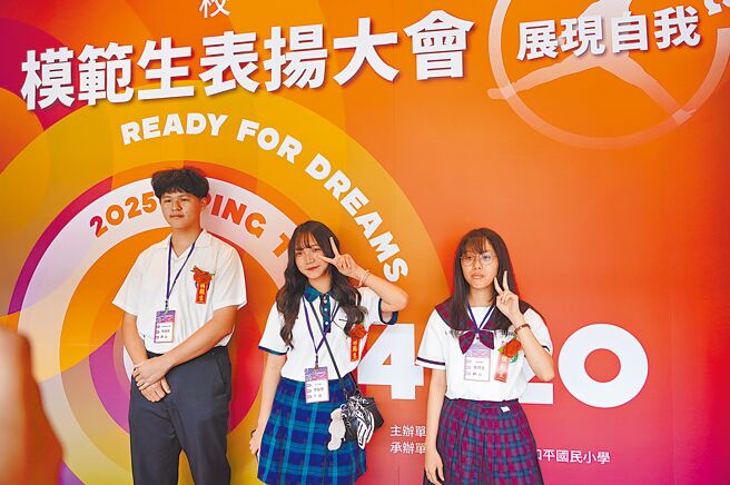 屏東縣55所公私立高中職、國中等85位模範生表揚20日登場，各個來歷不簡單，有兒少代表張皓翔、英語導覽志工黎鎧慧、跆拳道黑帶張巧玉（從左至右）。（謝佳潾攝）