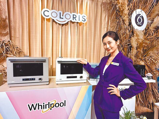 惠而浦推出「COLORIS 8合1變頻氣炸蒸烤微波爐」，有大地棕（左）和雲霧白共兩色，32L建議售價3萬1900元。（古明弘攝）