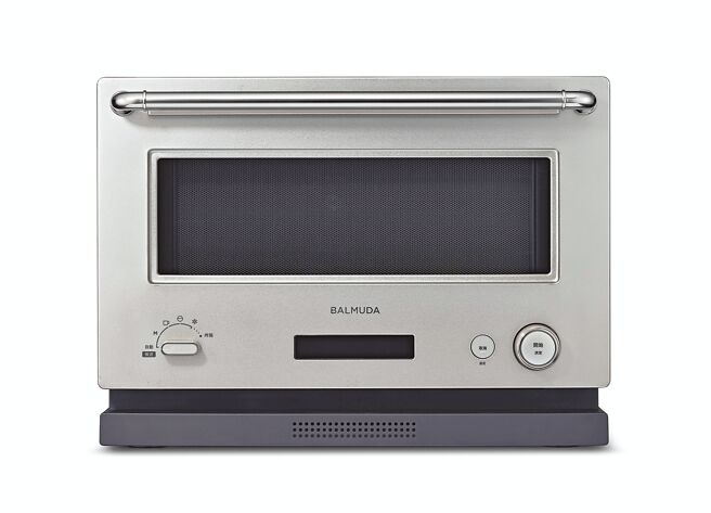 BALMUDA的The Range K09C 20L精品微波烤箱，共有自動、手動、飲品、冷凍米飯、解凍、烤箱6種模式，銀色款原價2萬4990元，特價2萬2990元。（BALMUDA提供）