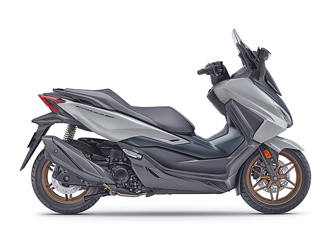 Honda全新2025年FORZA350延续流线、时尚且符合空气动力学的设计，售价为25.8万元，并提供珍珠亮黑、珍珠熏灰（见图）、珍珠白等车色选择。（台湾本田提供）