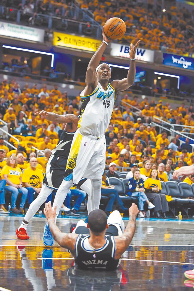 希亞卡在出手時，把庫茲馬整個人撞倒在地。（路透）