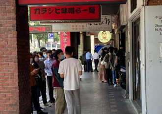 排隊爆衝突！女客狂盧「什麼是解壓縮」鬼金棒店長：就是不賣你