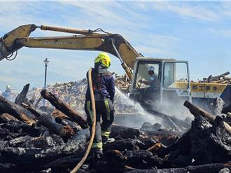花蓮出海口再傳漂流木火警！火勢凶猛水不足 灌救5小時仍未滅