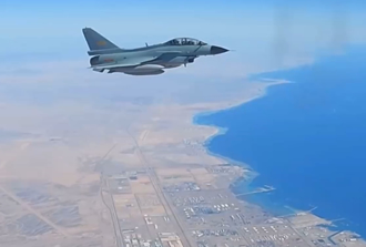 影》陸殲-10戰機罕見飛越美駐沙烏地航母補給港 引爆的問題多了