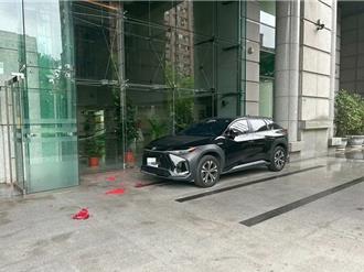 不满交通情形！女子怒衝「交通部门口放鞭炮」遭法办