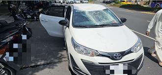 士林工地鷹架掉落砸毀租賃車  女駕駛嚇急退遭砸畫面曝光