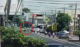 康桥车队意外瞬间曝！ 逆向「保龄球式撞击」学生倒一片