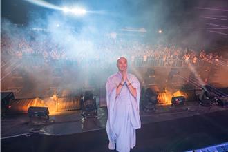 韓國電音和尚「袈裟裡是驚人6塊肌」 遇超兇女DJ靠誦經維持佛性