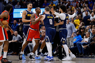 影》火藥味爆棚！莫瑞單手抱起鮑威爾釀衝突 金塊快艇險爆全武行