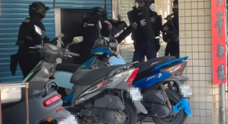 特警花3分多钟破门逮人 遭酸「找锁匠比较快」！警方揭真相