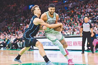 NBA》塔圖重摔續拚 綠軍踏衛冕首步