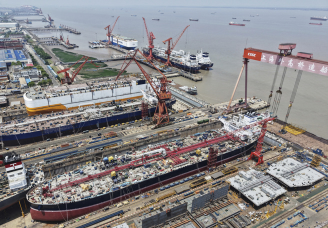 川普要徵收港口費除了增加航商的營運成本之外，對打壓中國造船能力幾乎完全發揮不了作用。圖為上海外高橋造船廠。（圖／美聯社）