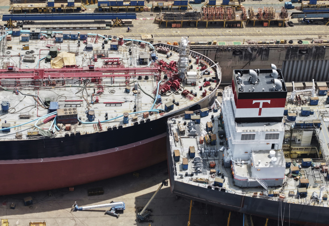 川普徵收港口費的目的是打擊中國造船業，這其中除了商業與經濟考量，還有壓制中共建造軍艦能力的戰略思維。（圖／美聯社）