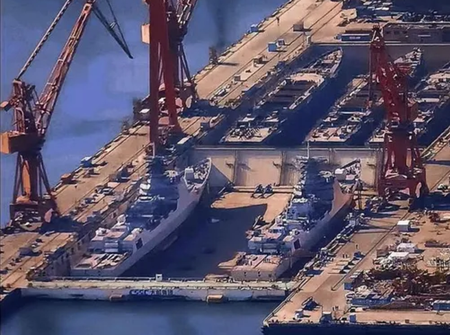 中共強大的造船能力不只有助於商業競爭，還是軍事戰略發展的重要力量。圖為大連造船廠5艘軍艦同時在船塢中建造。（圖/騰訊網）
