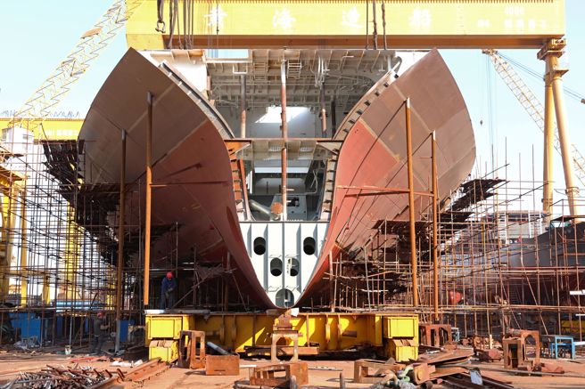 中國政府提供了近千億美元扶持造船業，對日韓造船業形成後來居上的優勢。圖為黃海造船廠。（圖／路透）