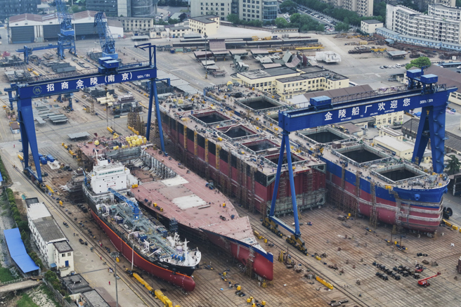 美國認為中國之所以能造出更多新軍艦，是靠政府補貼以價格戰搶海外訂單，再用這些民用船舶的收入支持軍艦的開發與建造。（圖／美聯社）