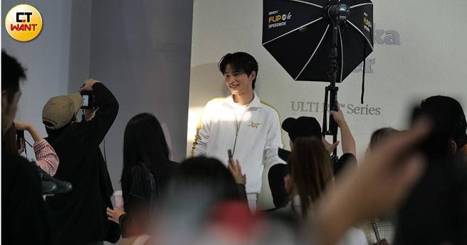 王品澔出席活动，帅气模样吸引大批粉丝追随。（图／本刊摄影组）