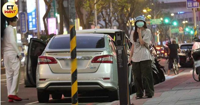 王品澔熟门熟路从台北市驱车抵达新北市，接了一名女子上车坐进副驾驶座。（图／本刊摄影组）