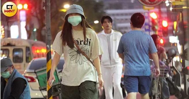 该女子似乎发现被拍便先行离开。（图／本刊摄影组）