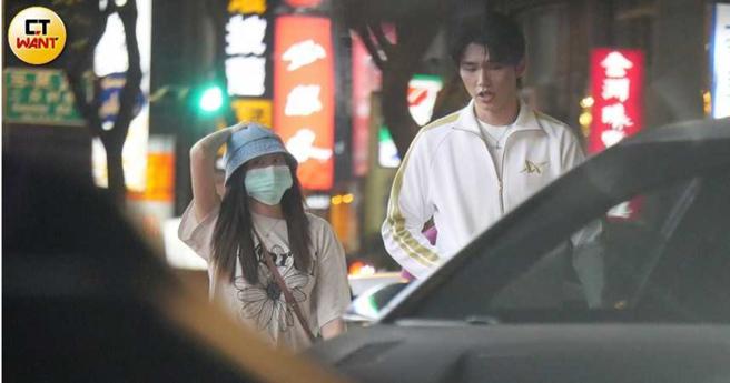 跟上脚步的王品澔和女子一同进入诊所，看完医生，两人边聊边去取车。（图／本刊摄影组）