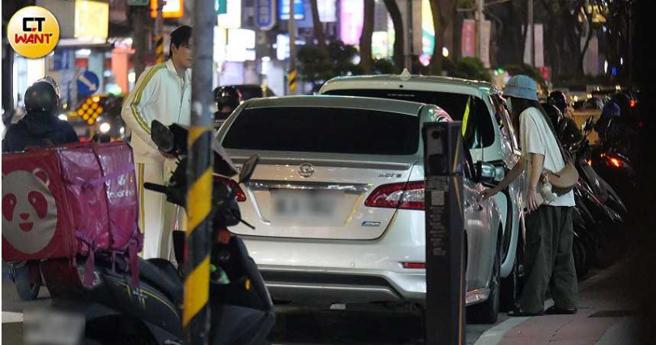 两人上车离开，行驶没多久，王品澔便女子放到路边独自离开。（图／本刊摄影组）