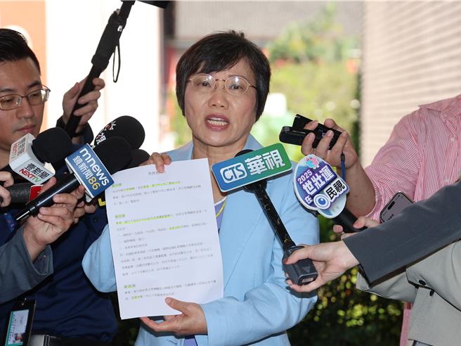 针对挨批指挥办案，内政部长刘世芳22日受访时拿出《集会游行法》的法条一一说明，强调都是依《集会游行法》或其他相关法律规定处理。(姚志平摄)