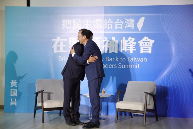 国民党主席朱立伦（右）与民眾党主席黄国昌（左）22日举行「在野领袖峰会」。（黄世麒摄）