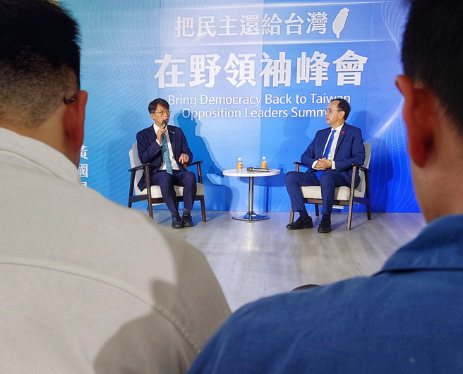 国民党主席朱立伦（右）与民眾党主席黄国昌（左）22日举行「在野领袖峰会」。（黄世麒摄）