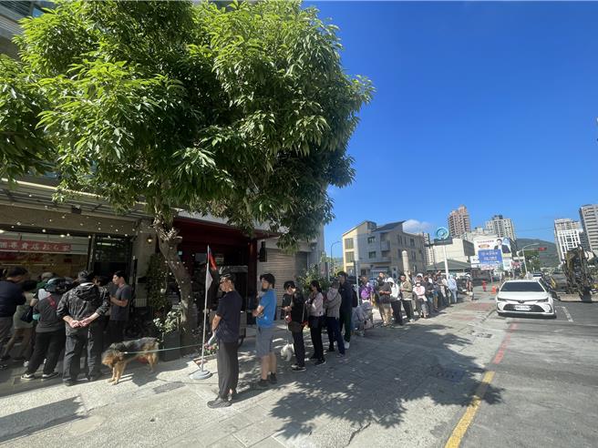 高雄饭糰店的生意火热，排队人潮一路从店内排到约50公尺外的十字路口。（图／丁治纲摄影）