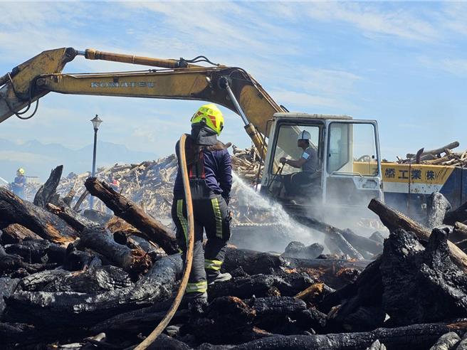 花莲县吉安乡阿美族文化村出海口今天凌晨再度传出漂流木火警，消防人员已灭火逾5个小时还在抢救。（民眾提供／罗亦晽花莲传真）