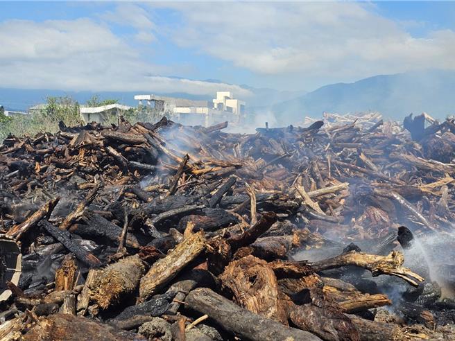 花莲县吉安乡阿美族文化村出海口今天凌晨再度传出漂流木火警，消防人员已灭火逾5个小时还在抢救。（民眾提供／罗亦晽花莲传真）