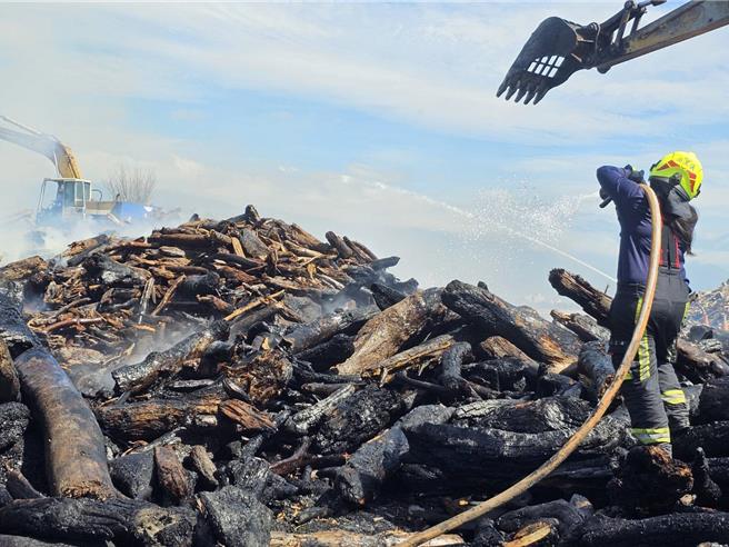 花莲县吉安乡阿美族文化村出海口今天凌晨再度传出漂流木火警，消防人员已灭火逾5个小时还在抢救。（民眾提供／罗亦晽花莲传真）