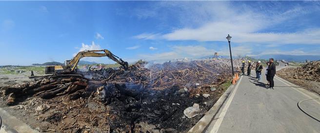 花莲县吉安乡阿美族文化村出海口今天凌晨再度传出漂流木火警，消防人员已灭火逾5个小时还在抢救。（民眾提供／罗亦晽花莲传真）
