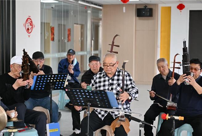 老人们在雄安新区容西第一养老驿站内排练戏曲。图为示意图。（摘自新华社）