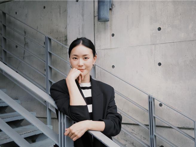 锺瑶回母校台北实践大学担任评审。（星星相艺提供 ）