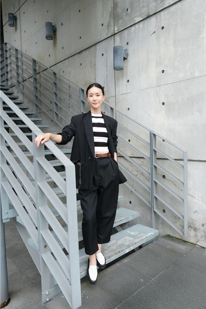 锺瑶回母校台北实践大学担任评审。（星星相艺提供 ）