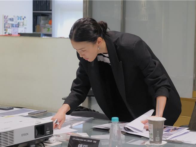 锺瑶回母校台北实践大学担任评审，细心点评学生作品。（星星相艺提供 ）