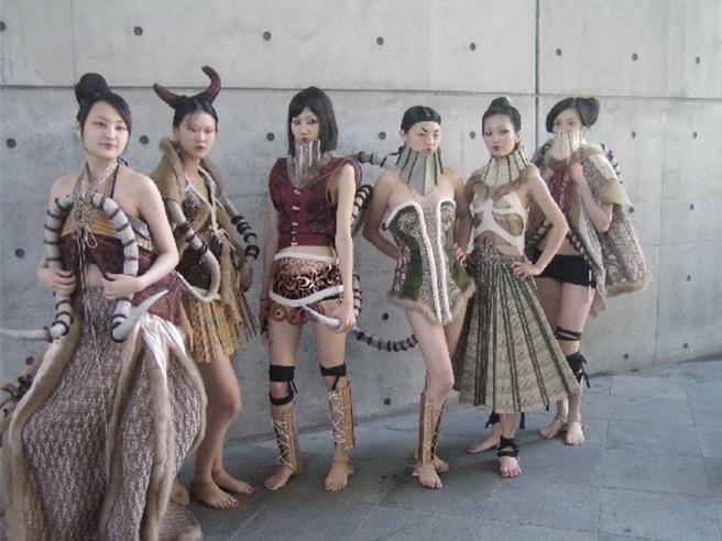 锺瑶曝光她18年前获得第一名的作品陈年照片。（星星相艺提供）