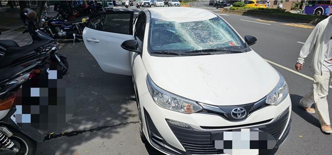 陈姓女驾驶22日上午行经福港街遭掉落的碎石、鹰架砸中。（民眾提供）