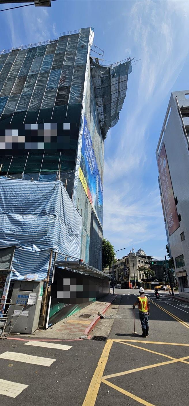 福港街一处工地鹰架掉落。（民眾提供）